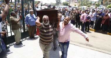انتهاء صلاة الجنازة على مديحة يسرى والجثمان فى طريقه إلى مثواه الأخير