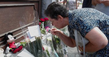 صور.. تنكيس العلم ووقفة بالورود حدادا على ضحايا حادث إطلاق النار ببلجيكا 