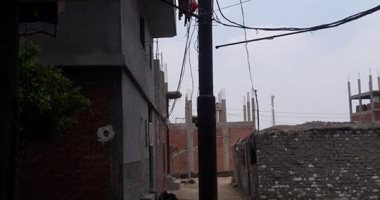 صور.. اضبط مخالفة.. عامود إنارة متهالك يهدد حياة أهالى "ميت ربيعة" بالشرقية