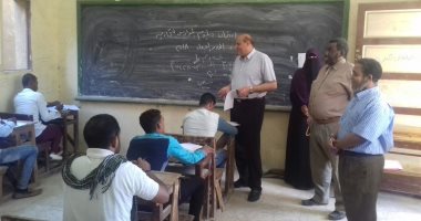 وكيل "تعليم أسوان" يتابع نهاية الامتحانات النظرية لمرحلة الدبلومات الفنية