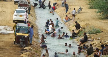 صور.. تزايد حالات الإغماء مع استمرار الموجه الحارة فى باكستان 