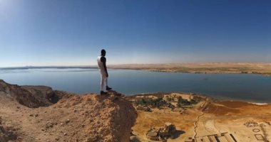 المطرب الامريكى " أشر" يستمتع بإجازته فى سيوة