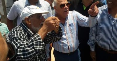 محافظ بورسعيد يناقش ملفى النظافة والاشغالات وفرص العمل بالقطاع الخاص.. صور