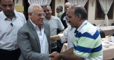 صور.. محافظ بورسعيد يقرر صرف 500 جنيه مكافأة لعمال دار مسنين