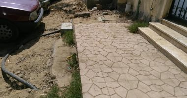 صور.. كابلات كهرباء ومخلفات بناء فى المجاورة السابعة بالقاهرة الجديدة