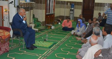 محافظ الوادي الجديد يوجه برصف طريق ميدان الشهداء بالخارجة