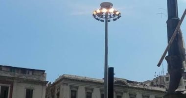 قارئ يرصد ترك أعمدة الكهرباء مضاءة نهارا فى المنشية بالإسكندرية