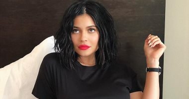 من غرفتها.. شاهد كيف روجت كيلى جينر لمجموعة ماكياجها الجديدة