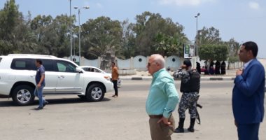 صور.. محافظ بورسعيد يأمر بالتحفظ علي عدد من السيارات خارج منفذ الرسوة