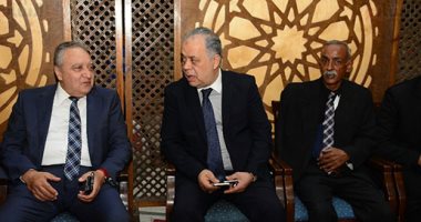 خالد عبد الجليل ينوب عن وزيرة الثقافة فى عزاء مديحة يسرى