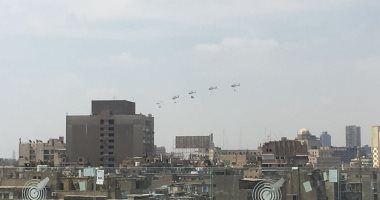 صور.. الطائرات تحلق فى سماء القاهرة بعلم مصر قبيل أداء السيسي اليمين 
