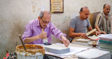 صورة اليوم.. أيادٍ طاهرة خلف طباعة المصحف الشريف