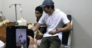عمرو سعد ينشر صورا من زيارته لمستشفى أبو الريش.. ويعلق: "محتاجين لبعض"