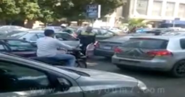 ملابس عمال النظافة.. رخصة للتسول فى شوارع القاهرة الكبرى.. فيديو
