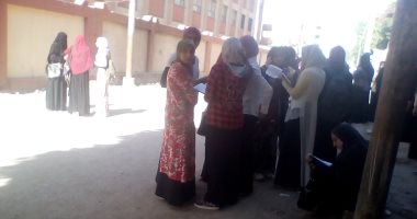 توافد طلاب الثانوية العامة على لجان الامتحانات بالمنيا 