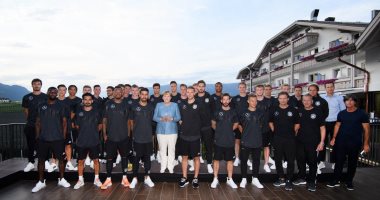 فيديو.. ميركل تدعم المنتخب الألمانى قبل رحلة الدفاع عن كأس العالم