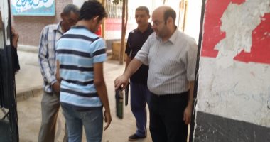 مسئولو الأمن الإدارى بالثانوية العامة يفتشون الطلاب باستخدام العصا الإلكترونية