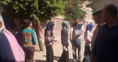 صور..  إجراءات أمنية قبل دخول لجان امتحانات الثانوية العامة فى المنيا