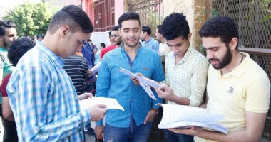 طالبات سوهاج يعبرن عن سعادتهن بسهولة امتحان اللغة العربية