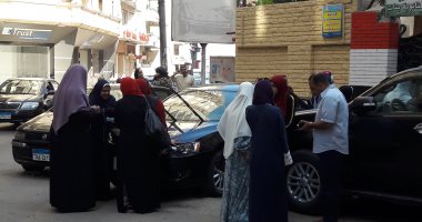 دعوات وقلق..أولياء أمور برفقة أبنائهم قبل بدء امتحان إنجليزى الثانوية بالقليوبية