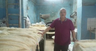 صور.. أقدم بائع كنافة بلدى بالشرقية: أنا مولود فى المهنة وورثتها عن والدى وجدى