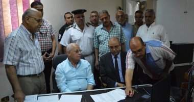 صور.. محافظ بورسعيد يتفقد غرفة عمليات الثانوية العامة