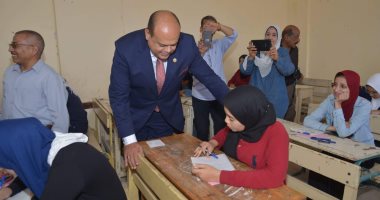 صور وفيديو.. محافظ مطروح يتفقد لجان الثانوية العامة ويطمئن على راحة الطلاب والمراقبين