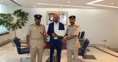 شرطة دبى تكرّم مصرياً لمساهمته فى القبض على مجرم خطير