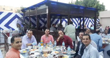 حكاية قبطى.. "فرقتهم الجامعة ورمضان جمعهم" هانى بيفطر مع أصحاب زمان كل يوم