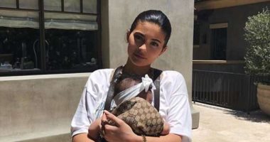كيلى جينر تضع ابنتها "سترومى" بحاملة أطفال من GUCCI بـ625 دولارا