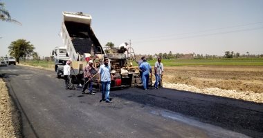 صور.. رصف 5 طرق بقرى مدينة طما بسوهاج بتكلفة مليون و700 ألف جنيه