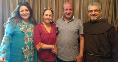 صور.. رئيس الكاثوليكى للسينما يصطحب نهال عنبر وشيرين للاطمئنان على لطفى لبيب