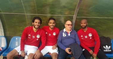 كرم كردى يحضر مران المنتخب.. واللاعبون يلتقطون صورًا تذكارية معه