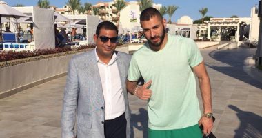 صور.. كريم بنزيما يمارس التنس بمدينة الغردقة