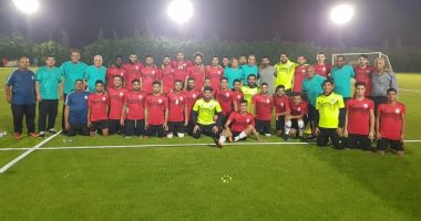 ''عبد الله بكرى'' يودع لاعبى سموحه والجهاز الفنى بصورة تذكارية'