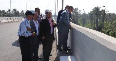 صور .. محافظ كفر الشيخ يتابع التشغيل التجريبى لكوبرى البرلس العلوى 