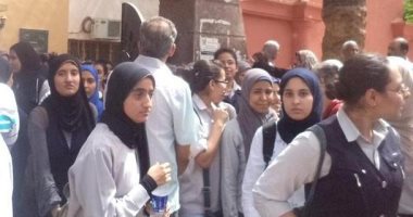 صور.. سعادة كبيرة بين الطلاب بمستوى الاقتصاد والإحصاء بالأقصر