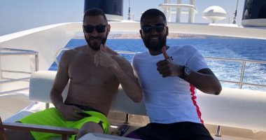 صور.. النجم العالمى كريم بنزيما على لنش كامل أبو على فى رحلة بحرية بالغردقة