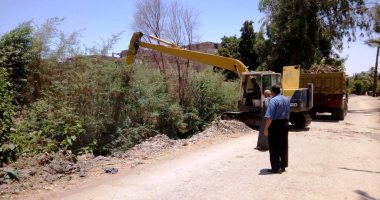 صور.. محافظ سوهاج يكلف بتطهير الترعة المخصصة للرى بنجع المستجد