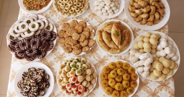 احترس من حلويات العيد.. الكعكة 220 سعر حرارى والبسكويت 180.. تناول قطعتين فى اليوم يحميك من السمنة وأمراض القلب.. وشرب الماء يحسن الهضم ويقلل الرغبة فى تناول الحلويات.. والترمس بديلا صحيا للمقرمشات عالية الدهون