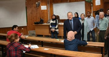 رئيس جامعة القاهرة يتفقد امتحانات الدراسات العليا.. صور 
