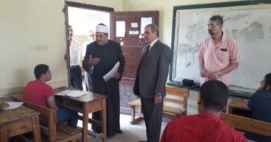 صور.. رئيس جامعة الأزهر يتفقد لجان امتحانات الثانوية الأزهرية بالعباسية