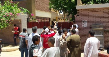 ضبط سيدة توزع كمامات ومياه أمام لجنة ثانوية عامة بشبين القناطر 