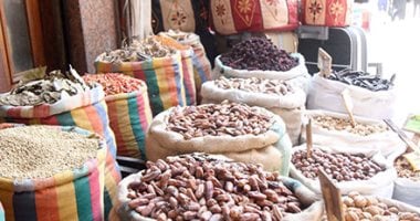 "يا روائح الطبخ الجميل هفهفى".. شعار أقدم بائع عطارة وبهارات فى الحسين  