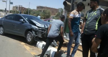 صور.. إصابة شخصين فى حادث تصادم بالوادى الجديد