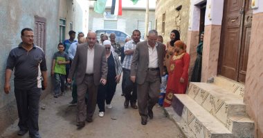 محافظ المنيا يسلم 3 منازل للأولى بالرعاية بقرية طوخ الخيل "صور"