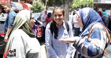 الاقتصاد يضفى البسمة على وجوه أولياء أمور طلاب الثانوية العامة - صور
