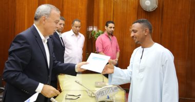 صور.. محافظ قنا يسلم إخطارات الأراضى المخصصة لأهالى المراشدة