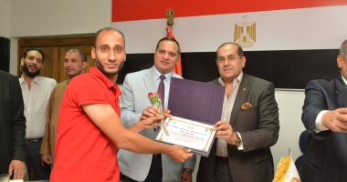 صور.. محافظ سوهاج يكرم فريق نادي طما لكرة اليد لصعوده للدوري الممتاز
