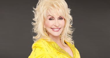 مسلسل من 8 أجزاء عن المغنية Dolly Parton على شبكة نيتفلكس